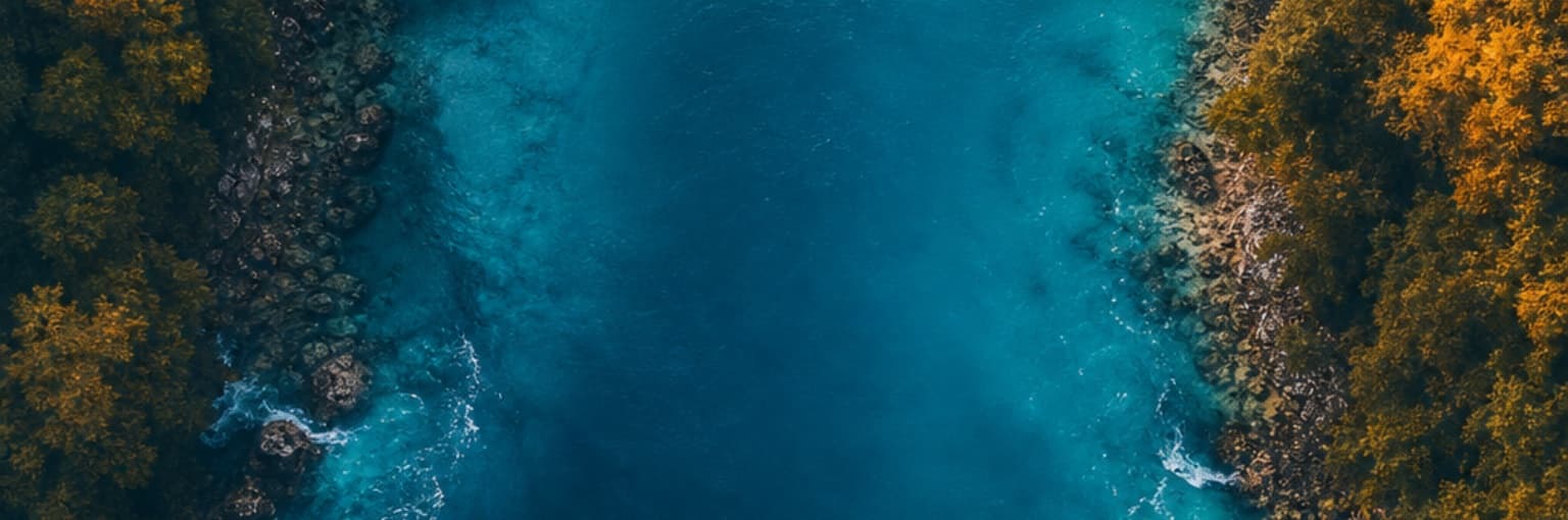 Vista aérea de un río de aguas turquesa en Latinoamérica